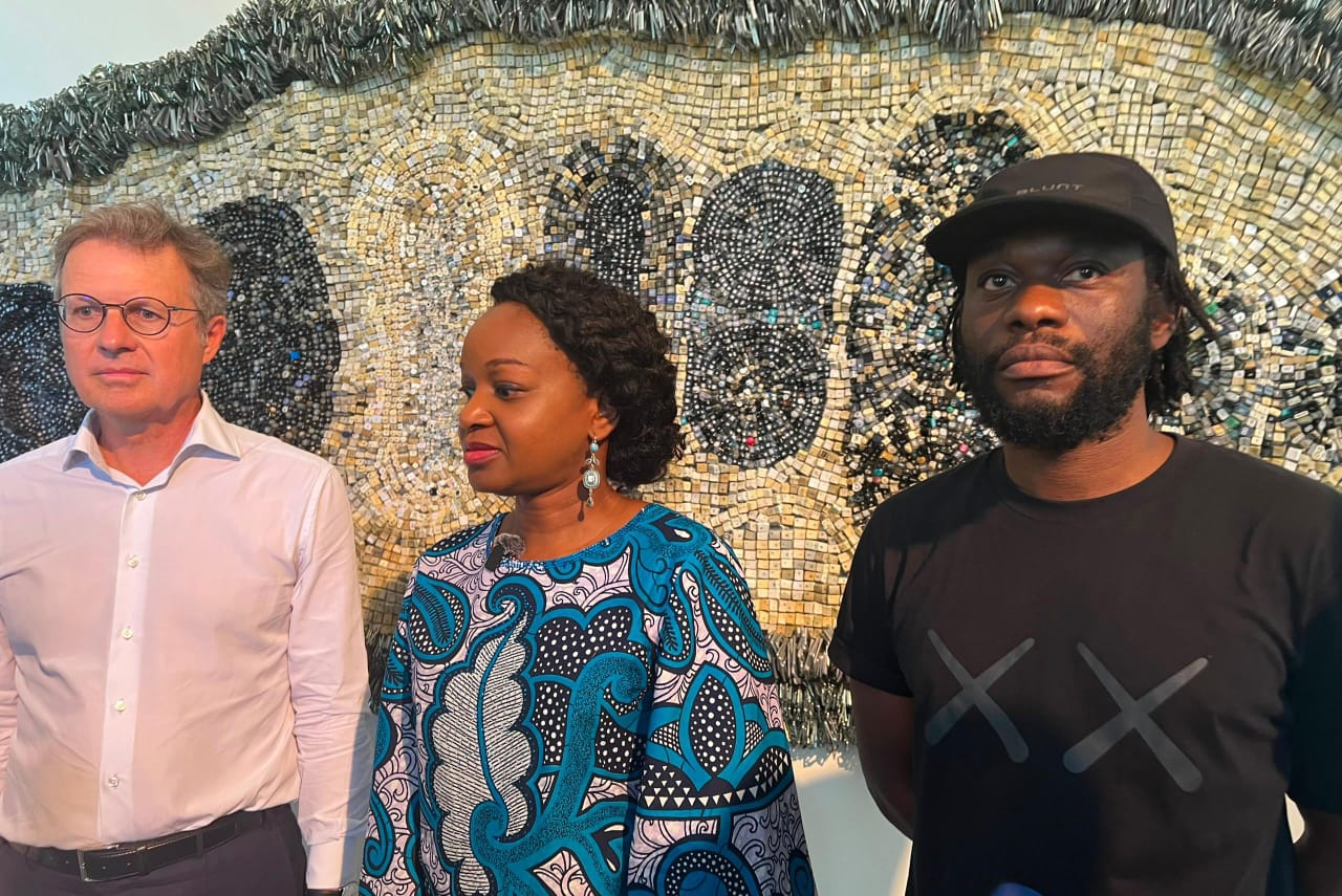 Sonia Lawson, Directrice du Palais de Lomé (au milieu) entourée par Richard Bielle, le Président Directeur Général du Groupe CFAO (gauche) et l’artiste Moffat Takadiwa, lauréat du ‘’Grand Prix’’ (droite)