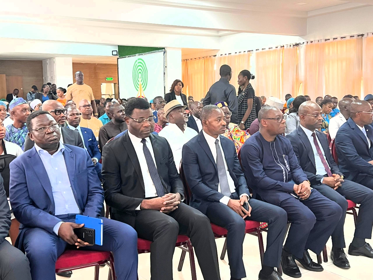 Vue partielle des officiels...