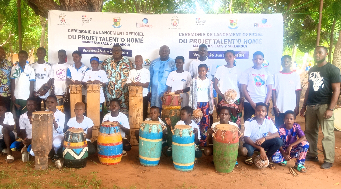 Photo de famille des responsables de FILBLEUES et les enfants en formation