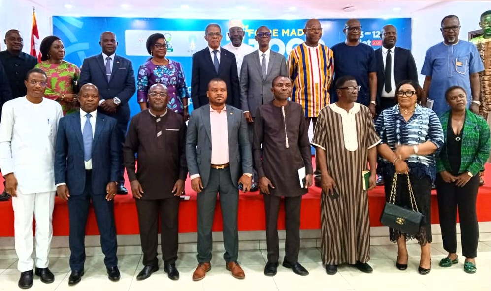 Photo de famille des offiels lors du lancement officiel