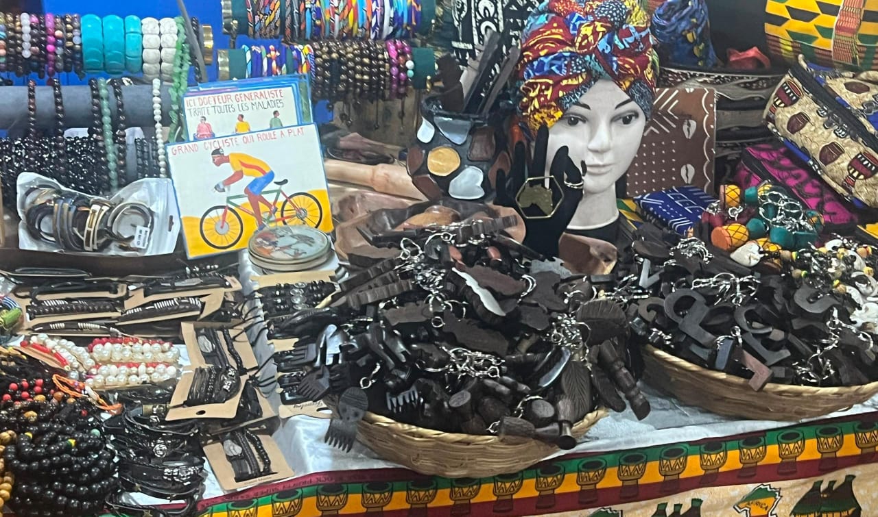 Un stand d'objets d'art...
