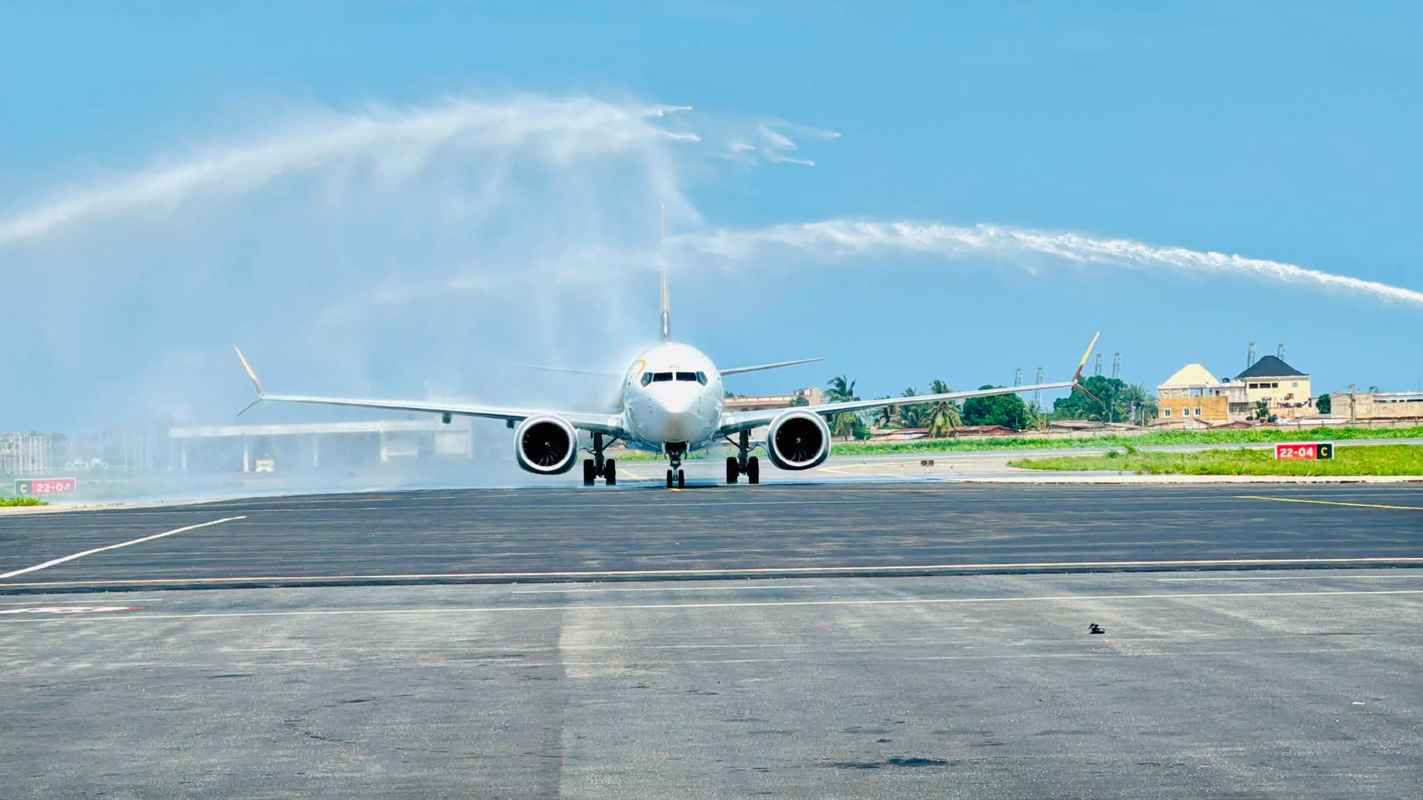 Le nouveau Boeing recevant son "water salut" sur le termac de l'aéroport international Gnassingbé Eyadéma, dimanche, à Lomé.