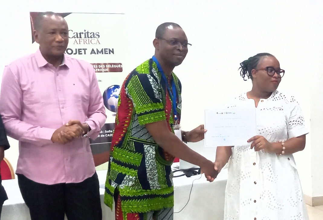 Séquance de remise d'attestation de participation aux délégués...