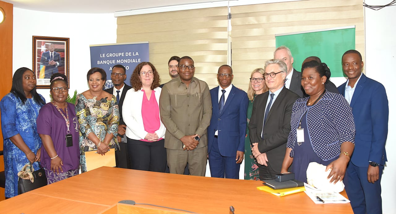 Fonctionnaires et experts des deux parties... Au milieu, M. Paneto (costume bleu), Secrétaire général du ministère de la Planification, auprès de la Présidence du Conseil du Togo...