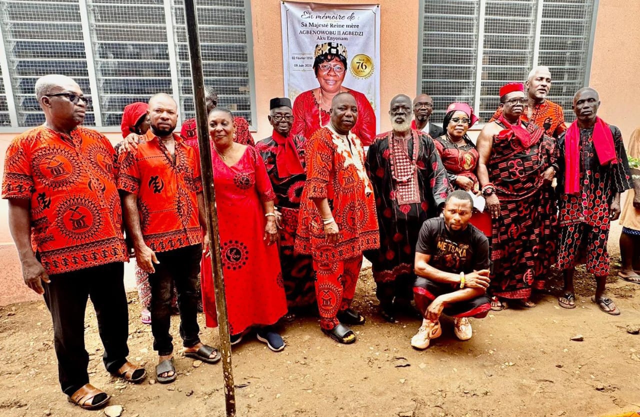 Photo de famille de la famille éplorée, entourée des membres du Conseil coutumier de Kloto, en présence de Togbui DZEDO V...